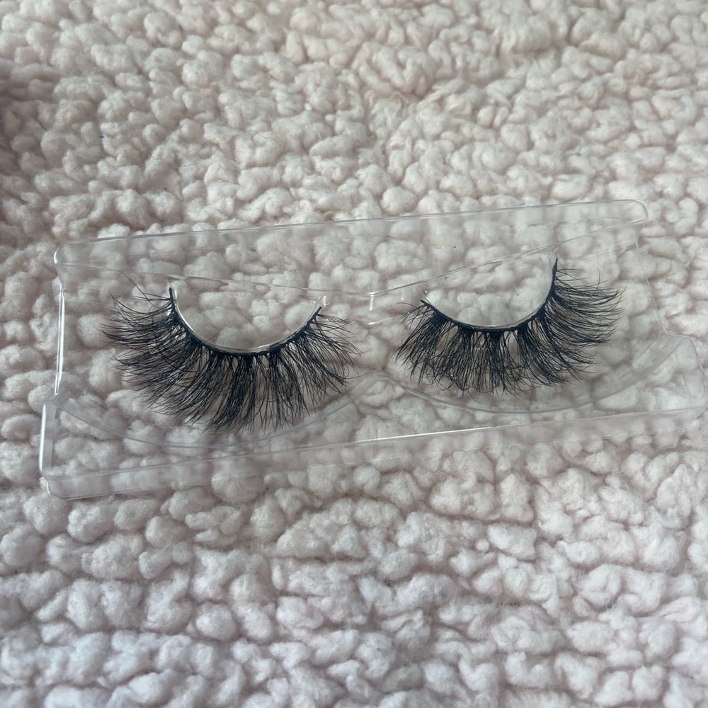 Eyelashes - Mink Lashes w/ a soft & fluffy feel - Picture 3 of 4